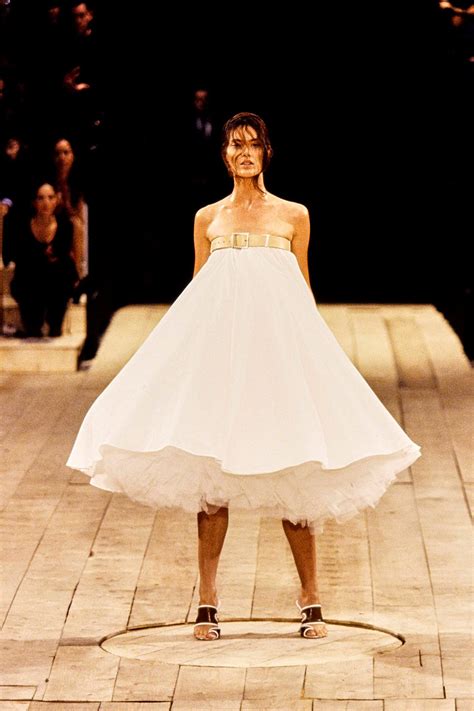 alexander mcqueen sus mejores diseños|Alexander McQueen: Sus 20 desfiles más icónicos .